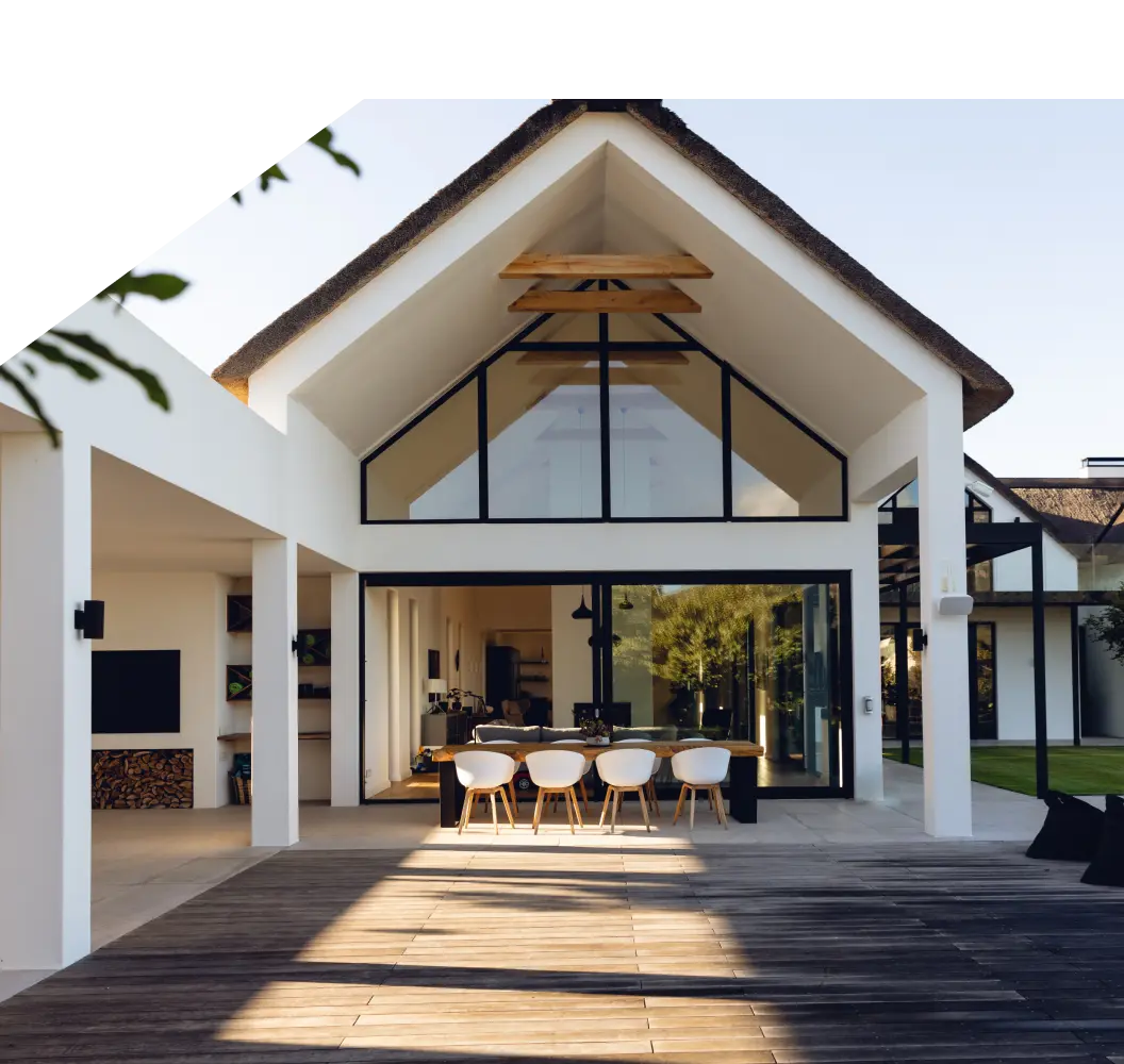Moderne woning met houten kozijnen
